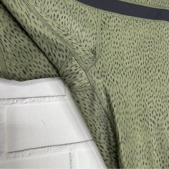 Lululemon Run: Inspire Crop II Full-On Luxtreme (Mesh) size 4 - Picture 3 of 13